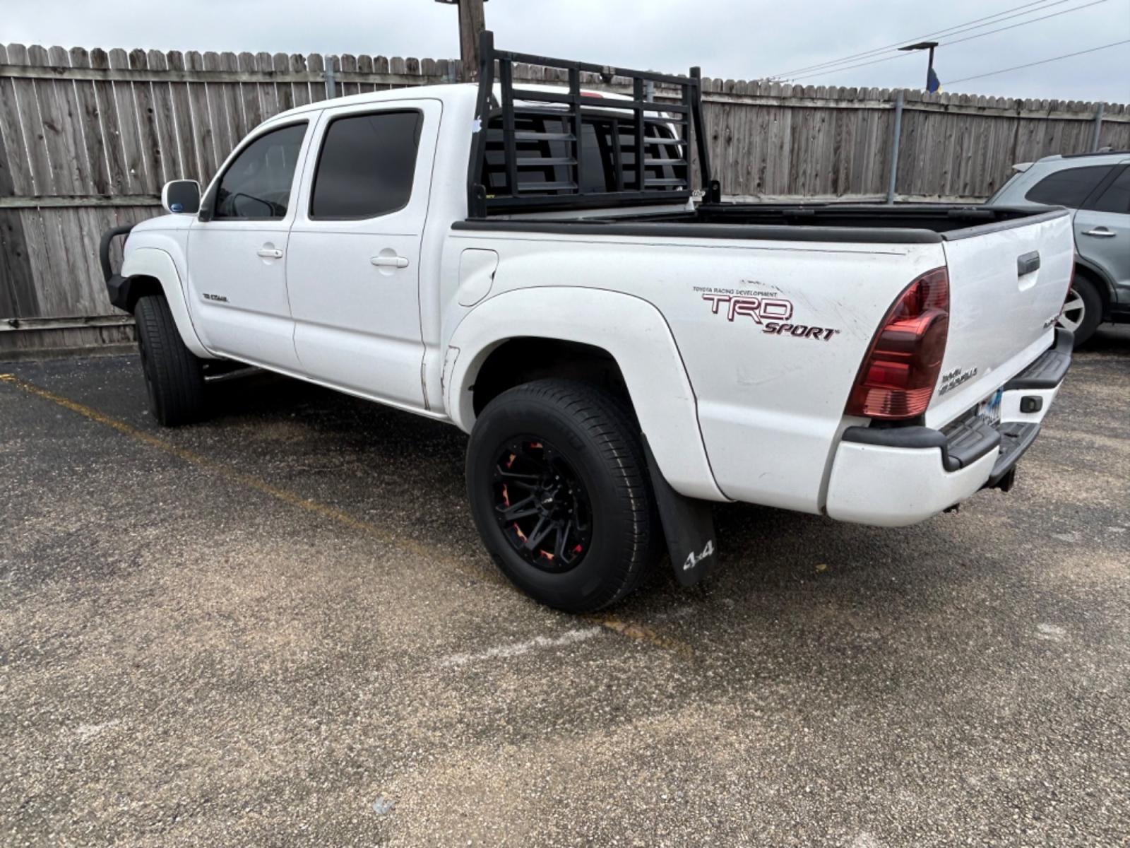 2006 White Toyota Tacoma Double Cab V6 4WD (3TMLU42N16M) with an 4.0L V6 DOHC 24V engine, 6-Speed Manual Overdrive transmission, located at 1687 Business 35 S, New Braunfels, TX, 78130, (830) 625-7159, 29.655487, -98.051491 - Photo #7